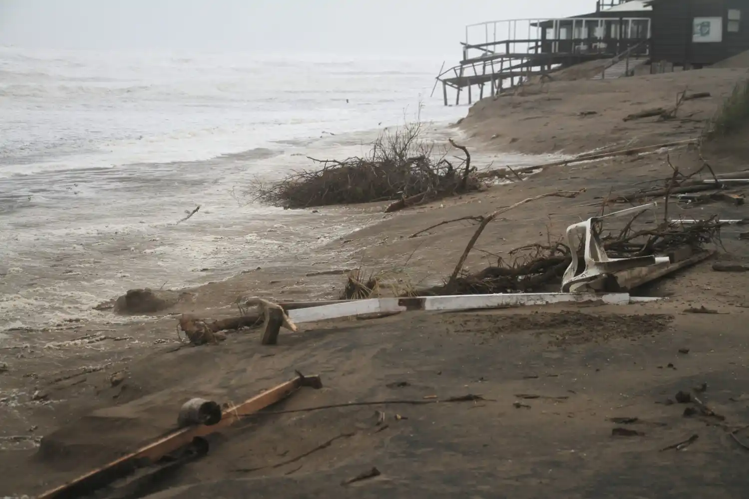 Marejada: para Isla en Claromecó las playas dependen “de lo que devuelva el mar”