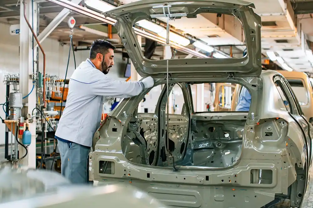 Por las automotrices, la actividad fabril no pudo remontar durante mayo último