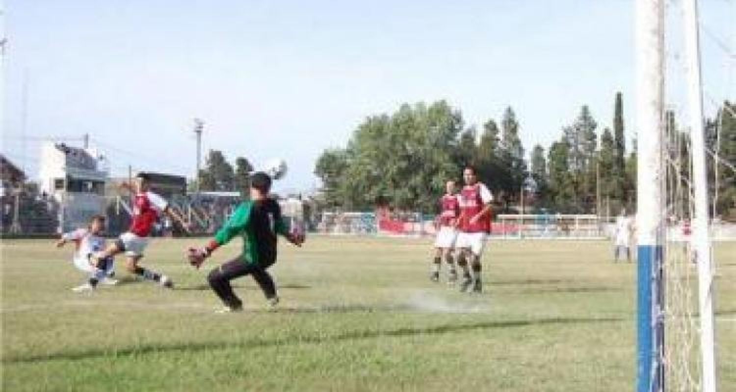 Defensores empató y mantiene el liderazgo