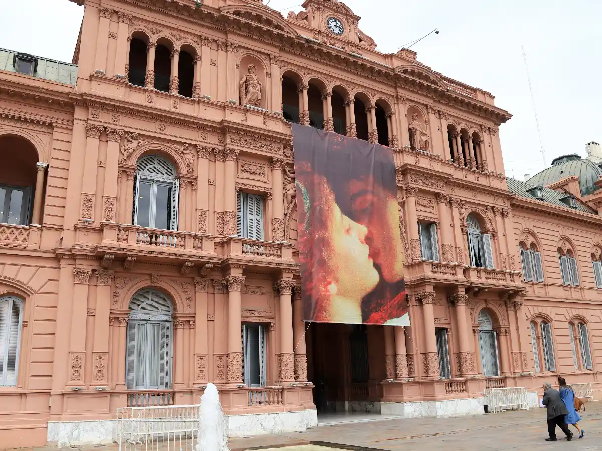 Revuelo en las redes por una bandera sobre el Día de los Enamorados en la Casa Rosada