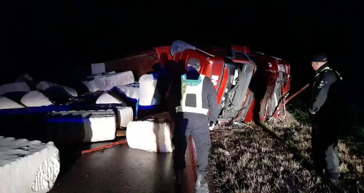 Como consecuencia del choque uno de los camiones volcó su carga.