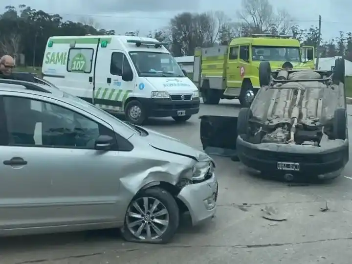 Volcó un auto tras un choque en la Ruta 88: dos personas heridas cerca del Parque Industrial de Mar del Plata