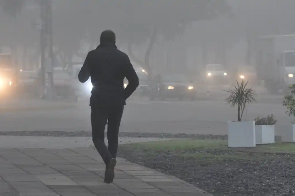 Martes con niebla en la ciudad de Santa Fe