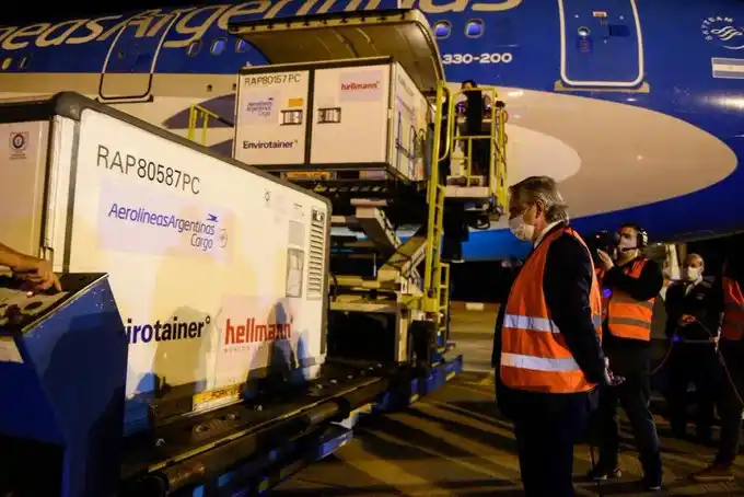 El Presidente recibió un millón de vacunas Sinopharm en Ezeiza