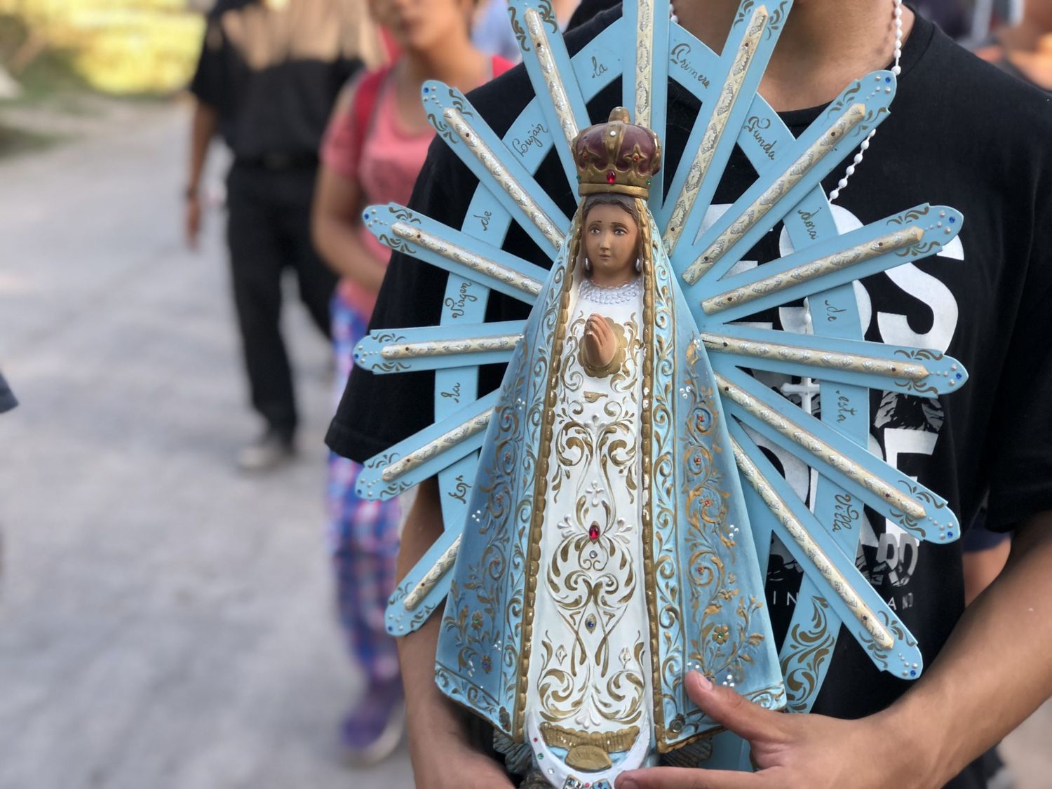 ¿Por qué muchas familias colocan una Virgen de Luján frente a la puerta de su casa?