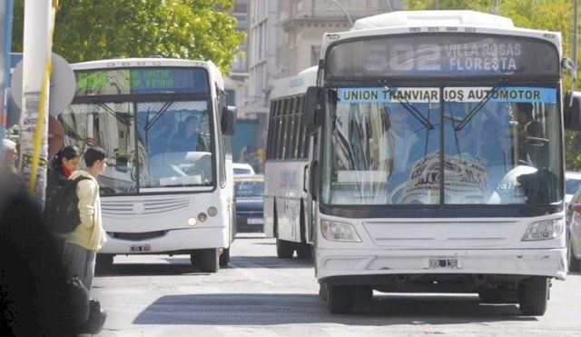 El Intendente Gay privatizó sin licitación dos líneas de colectivos municipales y estalló la polémica en Bahía Blanca