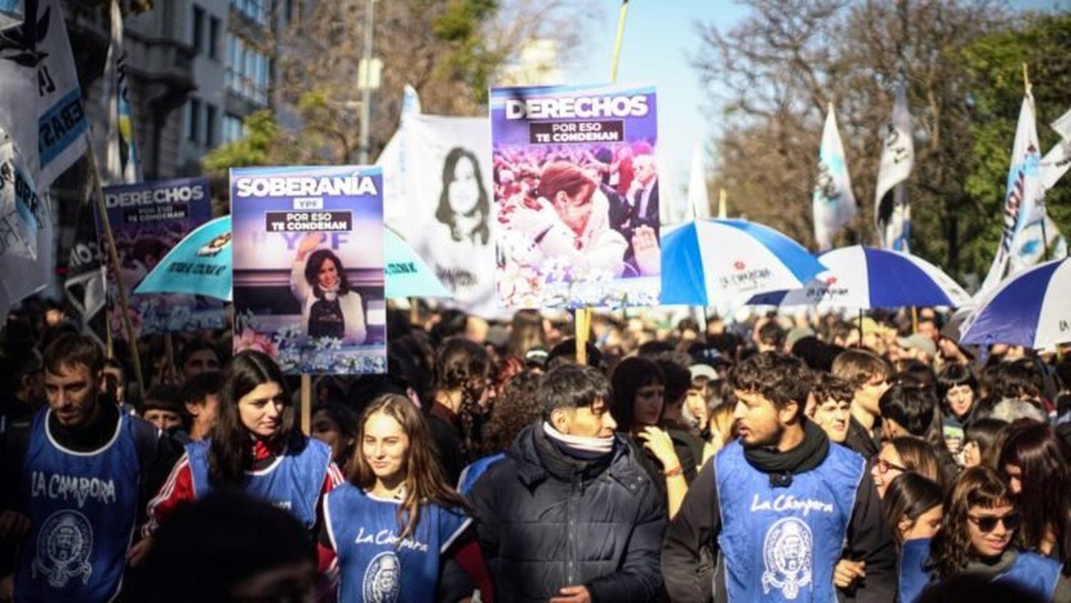 La marcha a Plaza de Mayo. (X @LaCampora_CABA)