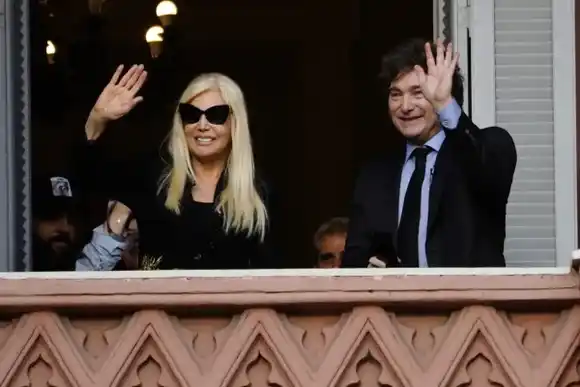 Tras grabar una entrevista, Milei y Susana Giménez saludaron desde el balcón de la Casa Rosada