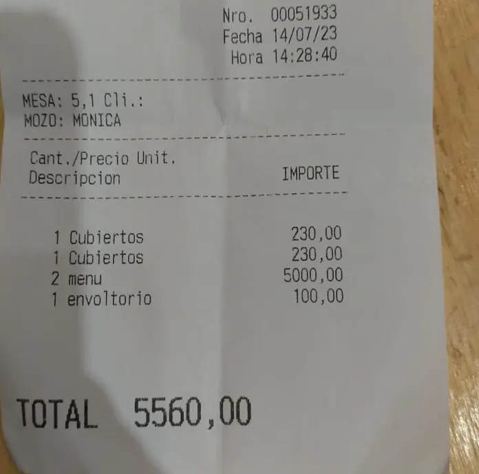 Turistas enojados: fueron a comer y les cobraron “envoltorio” para el asado que sobró