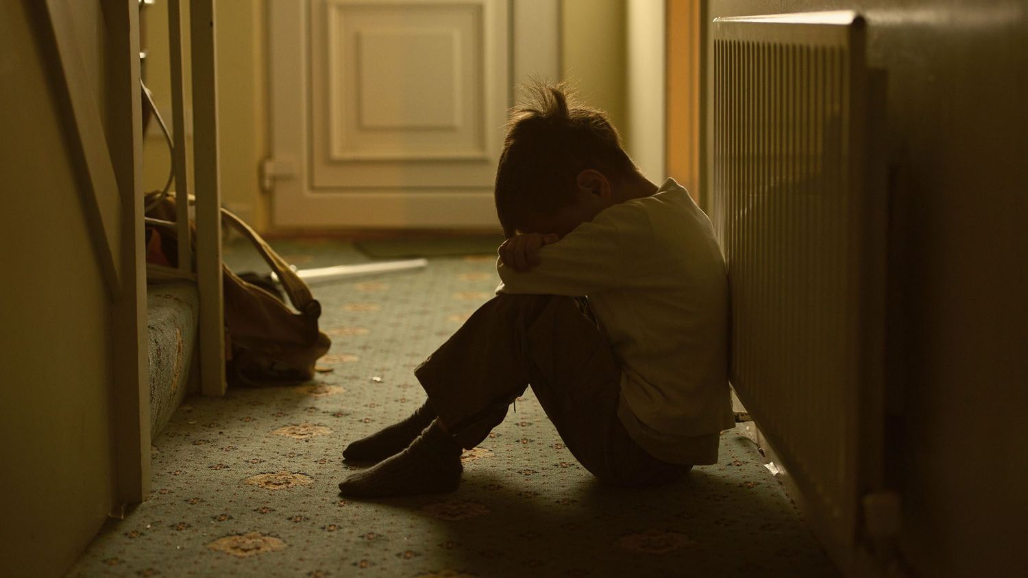 Papá abusó de sus hijos, de 9 y 11 años, y les hacía videos