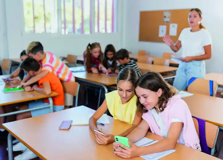 El uso del celular en las escuelas, una herramienta durante la pandemia, pero una complicación el día después