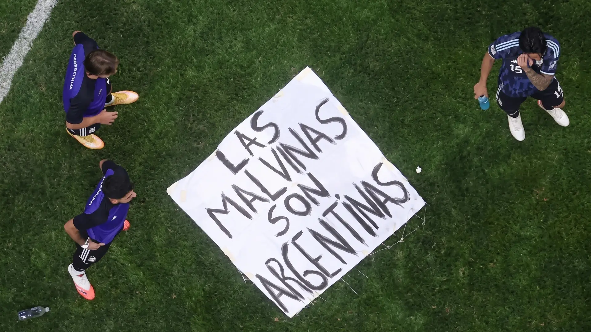 La bandera que desplegaron los jugadores de la Selección argentina tras el triunfo contra Inglaterra en el Mundial.

Foto: Agencia NA (redes)