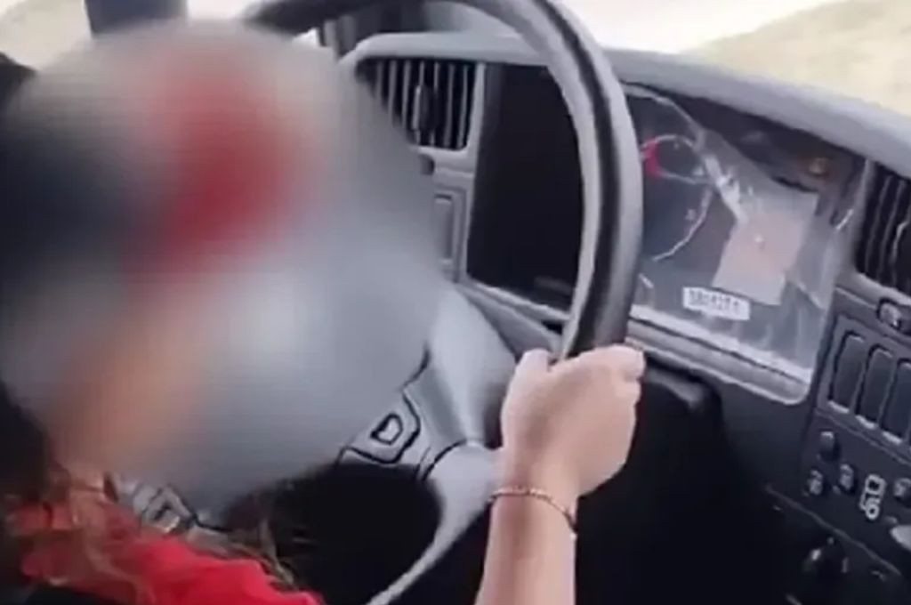 Menor maneja un camión