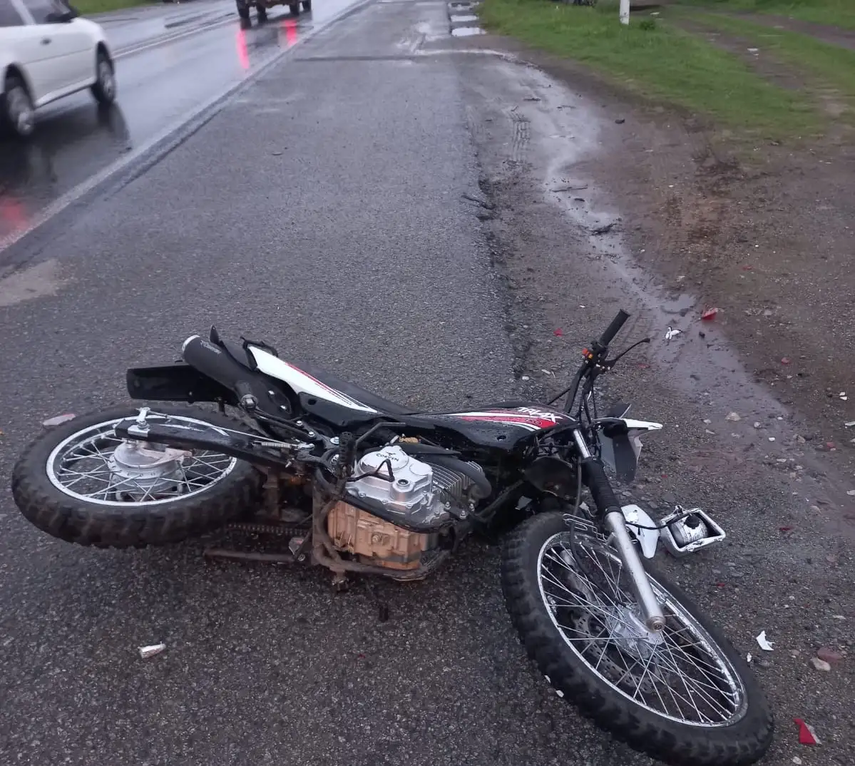 Un conductor giró en “U” en Ruta 226 y Cuba, chocó a una motociclista y escapó sin asistirla