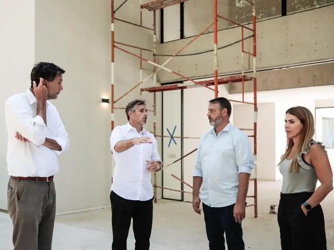 Achával y funcionarios recorren el edificio de la Universidad de Pilar