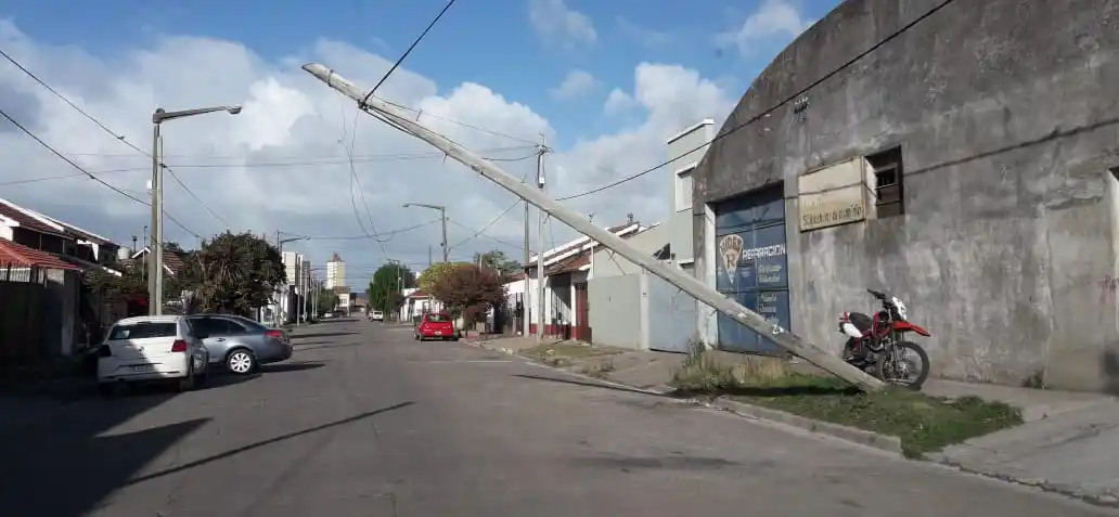 Poste caído en 22 bis y 59