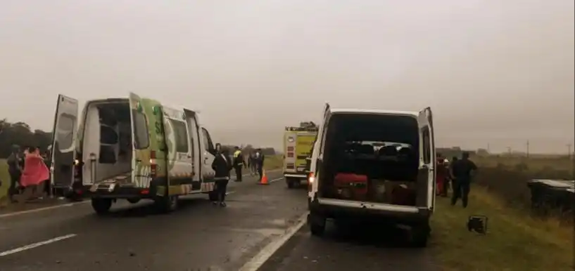 Un micro que iba a Mar del Plata volcó en la ruta 2 a la altura de Mar Chiquita: Hay 15 heridos