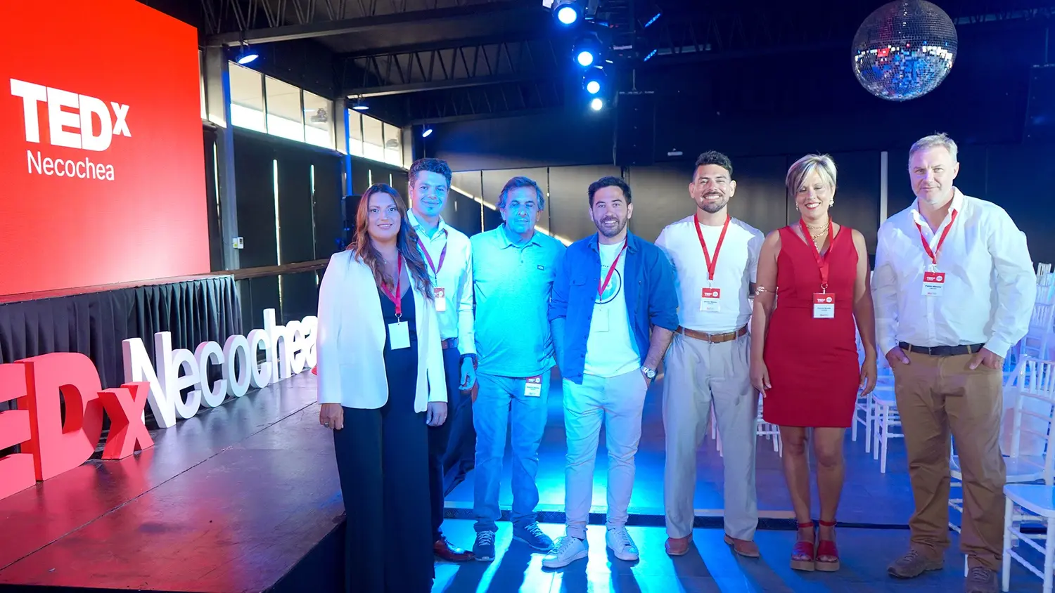 El equipo que tuvo a cargo las presentaciones posa para la tapa de Ecos Diarios