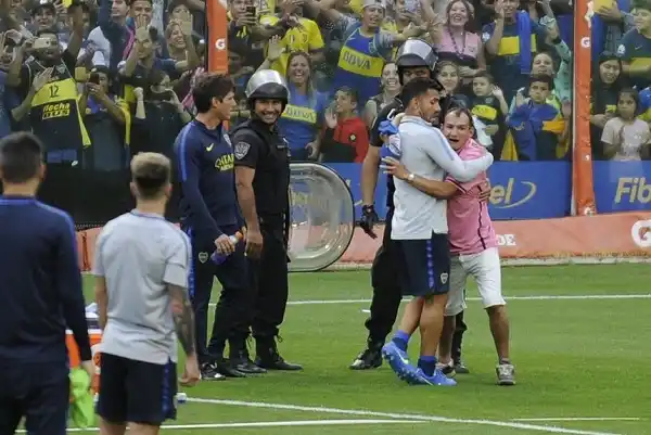 El notable gesto de Tevez con un hincha que ingresó a la cancha