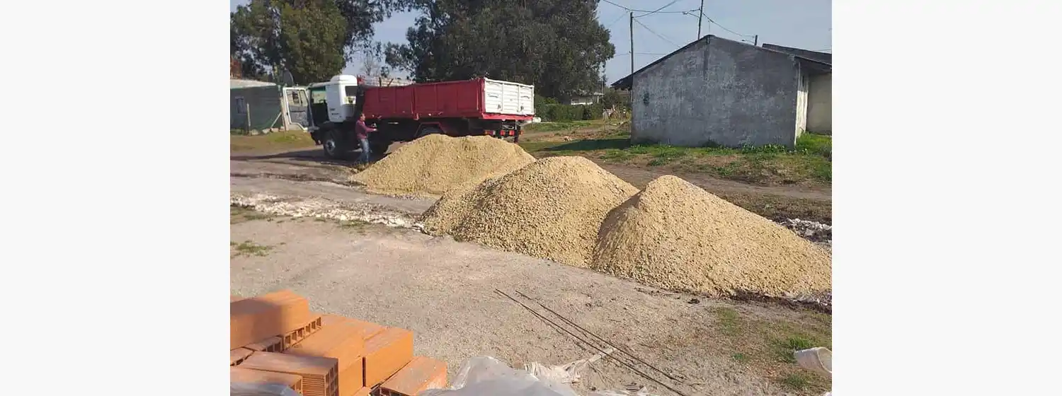 La Municipalidad tiró granza y después la juntó... era para otro barrio