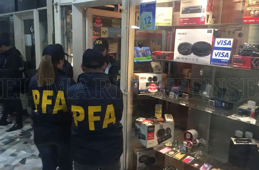 Secuestran celulares en un megaoperativo en la galería "2001"
