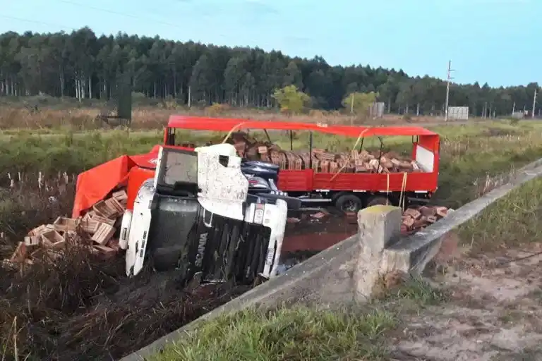 Un camionero se durmió al volante y volcó en plena Autovía 14