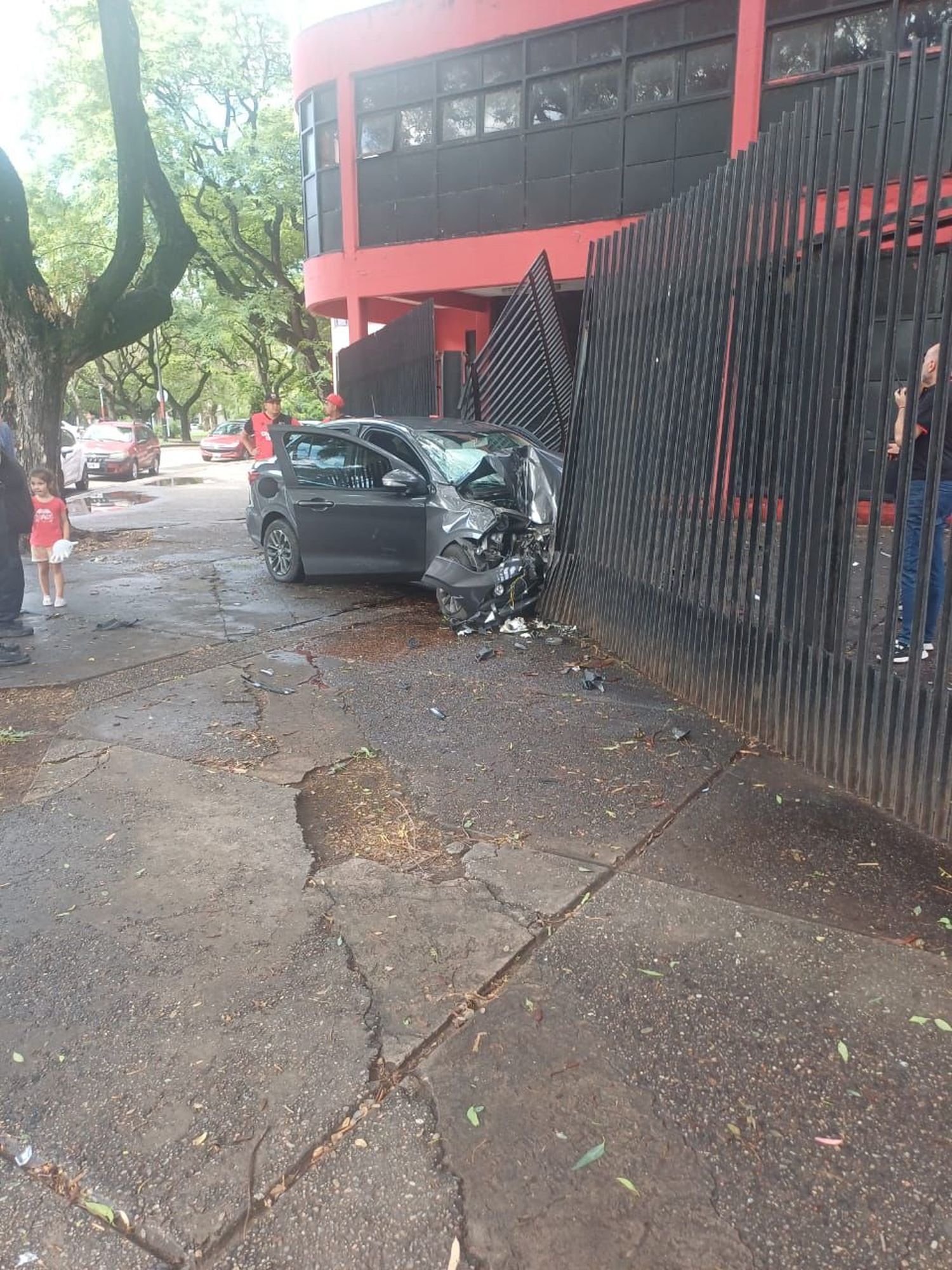 Se estrelló un auto contra las rejas del estadio de Newell's