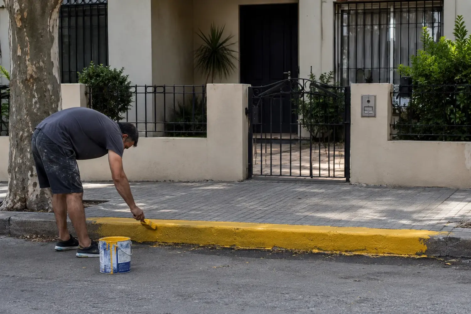 La "selva" de los cordones amarillos en Necochea: ¿Quién autoriza el espacio público?