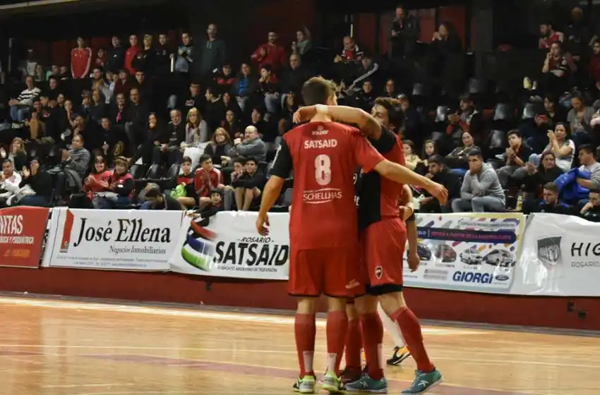 Newell’s goleó a Atlas y se aferra a la punta en soledad