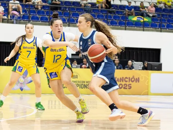 Argentina venció 67 a 57 a Brasil.Hoy enfrenta a Ecuador .Foto:FIBA