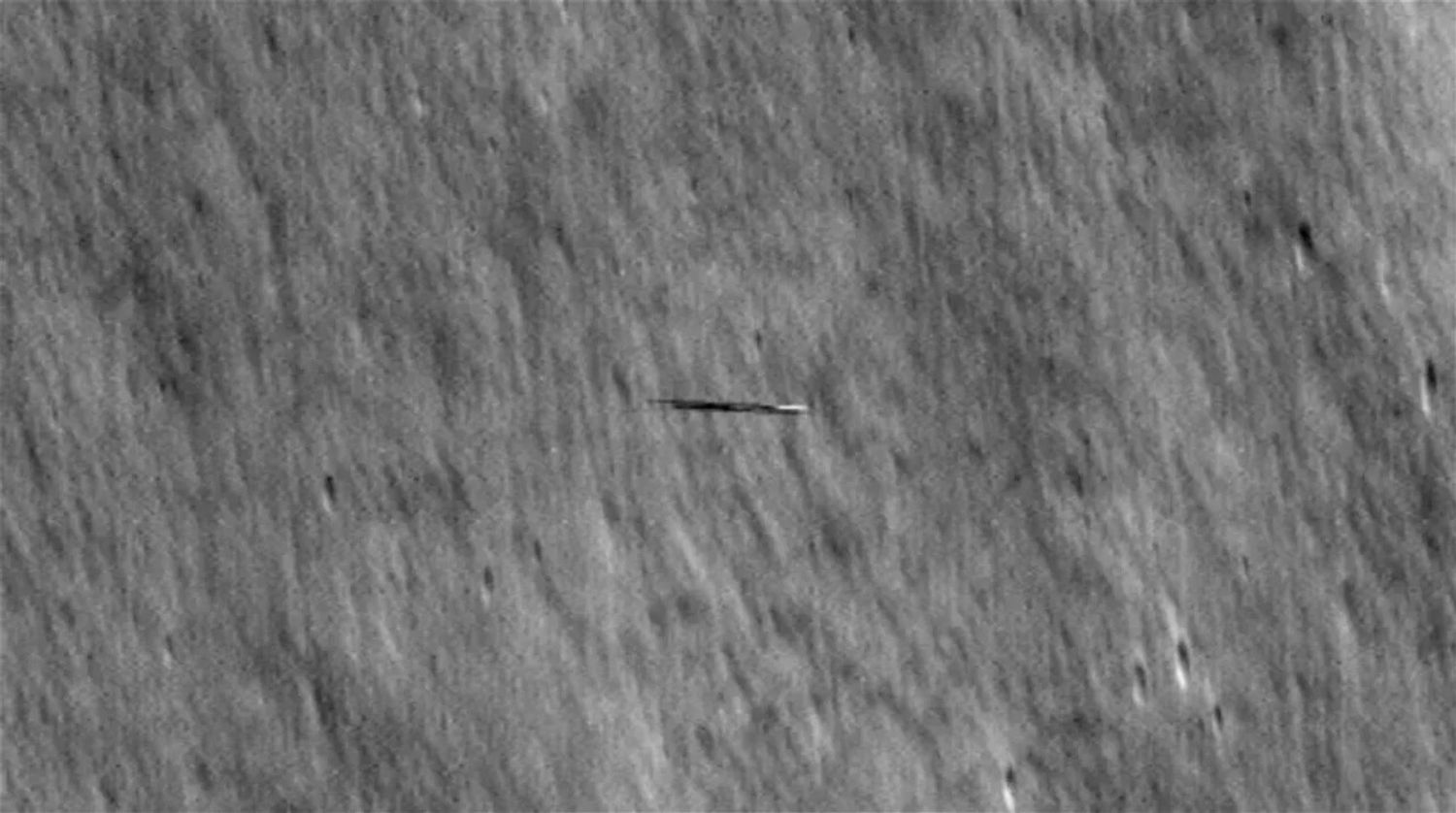 La NASA fotografió un extraño objeto volando sobre la luna