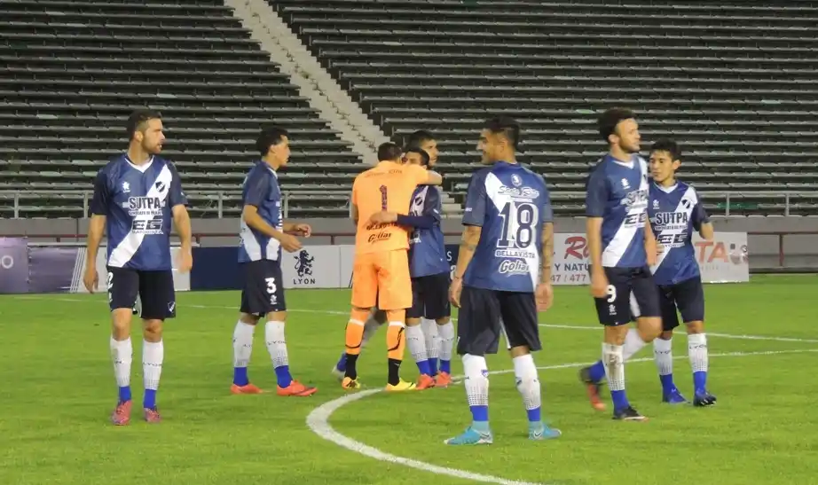 Alvarado recuperó la punta a puro gol