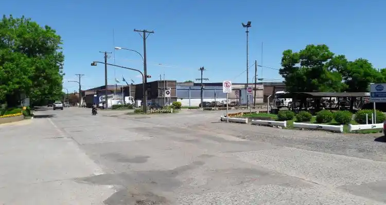 Delincuentes asaltaron a un taxista, lo amenazaron con un arma blanca y le robaron el auto