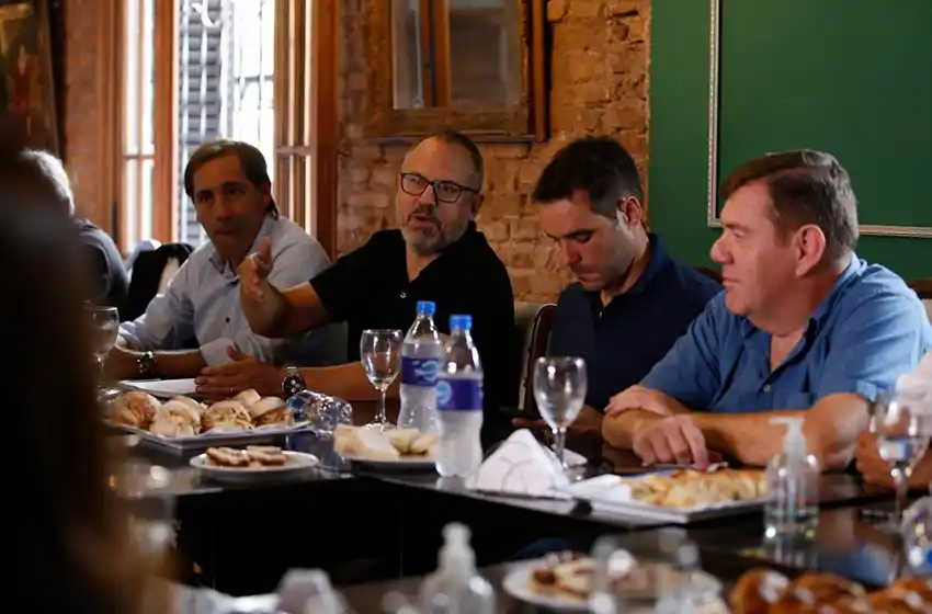 Intendentes opositores exigieron la reapertura del aeropuerto de El Palomar