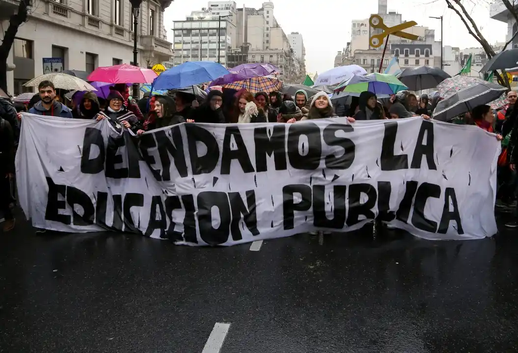 Las universidades marchan contra el recorte de fondos.