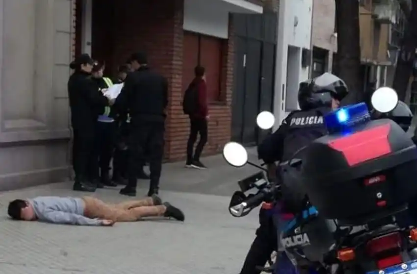 En pleno centro vecinos atraparon y golpearon a un ladrón tras robar una bicicleta