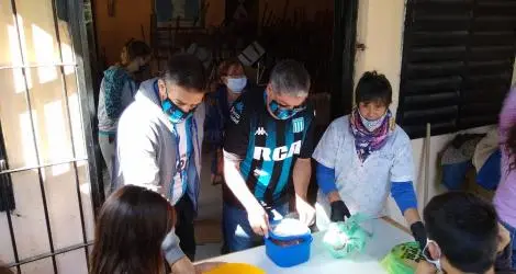 La Filial de Racing repartió viandas de locro en el barrio Futuro