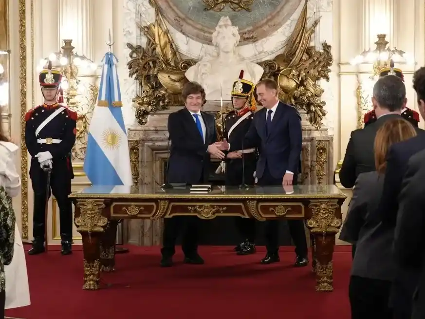 El presidente Javier Milei le tomó juramento a Diego Santilli en Casa Rosada. Foto: Presidencia.