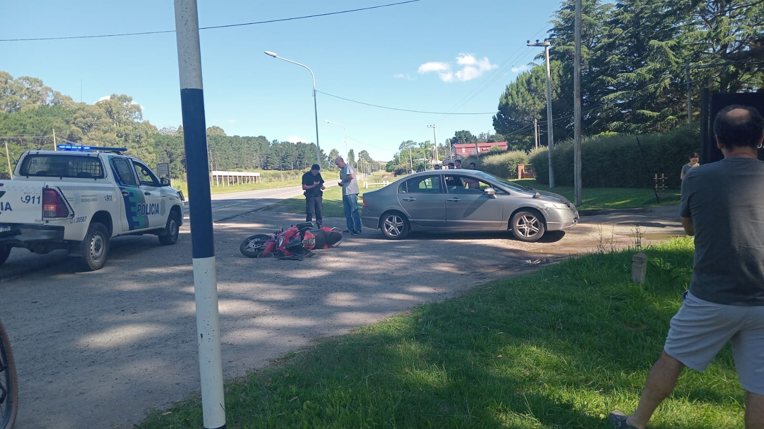 Una moto impactó contra un auto con una mujer herida como consecuencia.