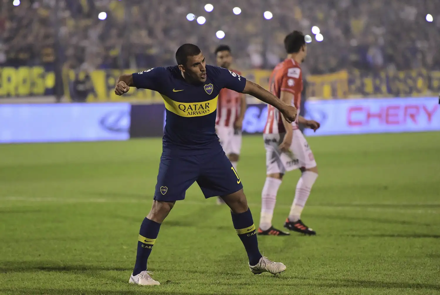 Ramón Ábila se lesionó y es otra baja para Boca