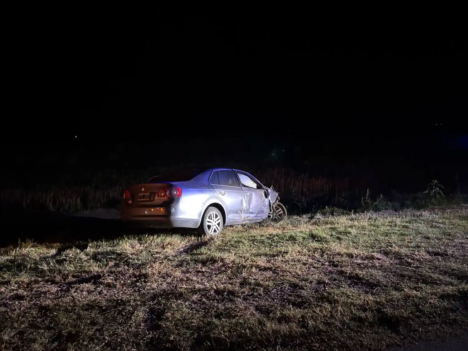 Un joven sufrió lesiones tras impactar con un vehículo abandonado en la Ruta 1 - 3