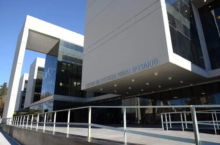 Quedo detenido tras intentar apuñalar a un policía: otro agente cayó de un techo y sufrió fracturas