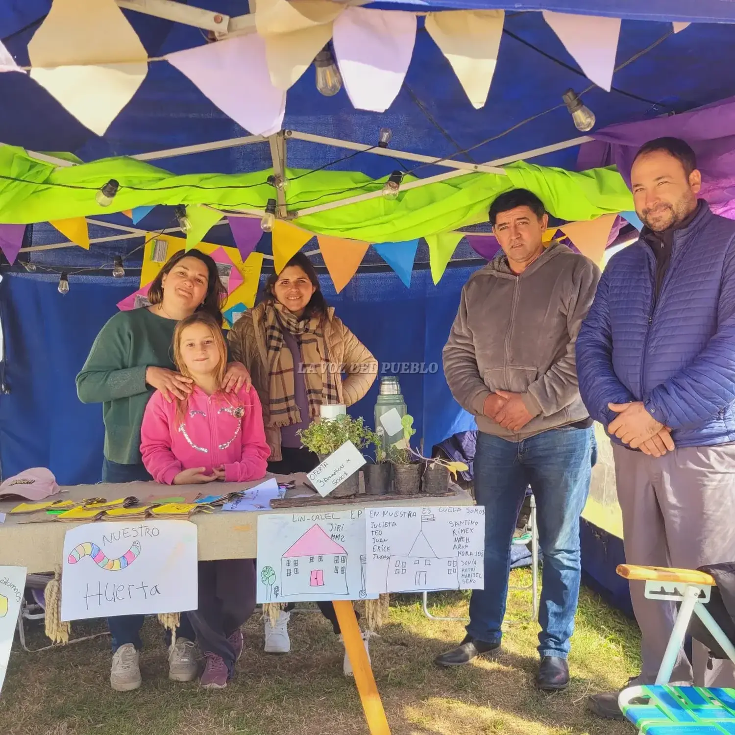 El equipo de trabajo de la Escuela Primaria N°31 y JIRIMM N°2 de Lin Calel en su stand fueron una hermosa sorpresa de esta edición