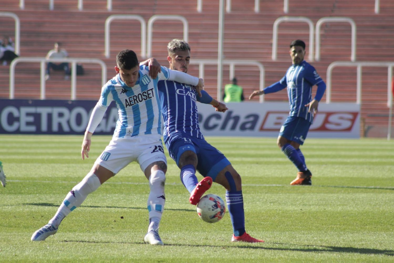 Godoy Cruz venció a un golpeado Racing en Mendoza