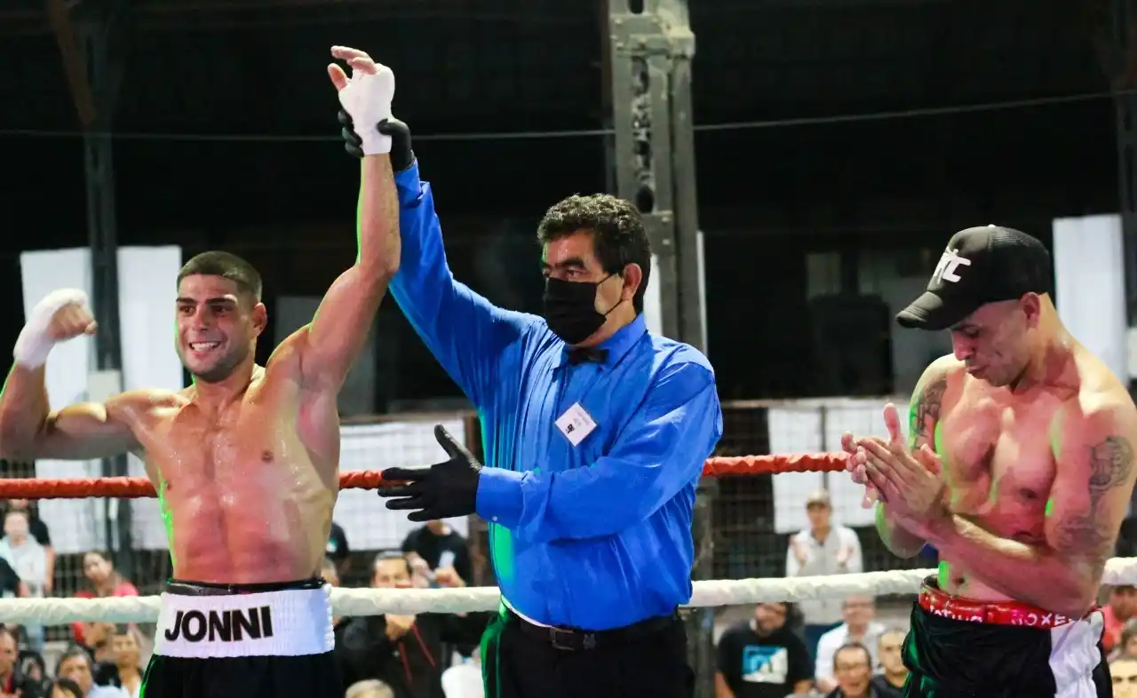 “El Picante” Parada da revancha y va por su segunda victoria como profesional