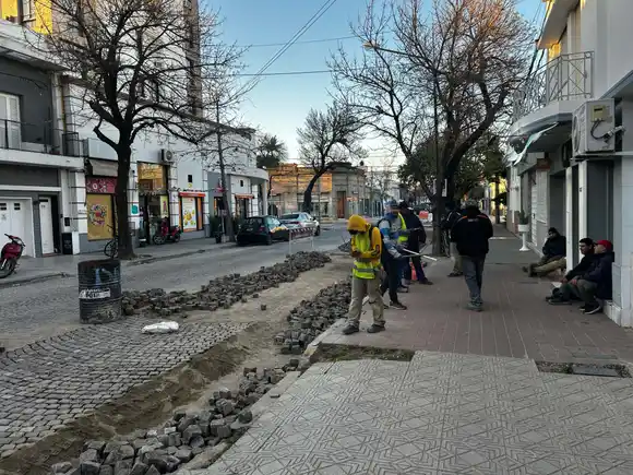 Por atrasos en los pagos, detuvieron los trabajos de adoquinado en calle Saavedra