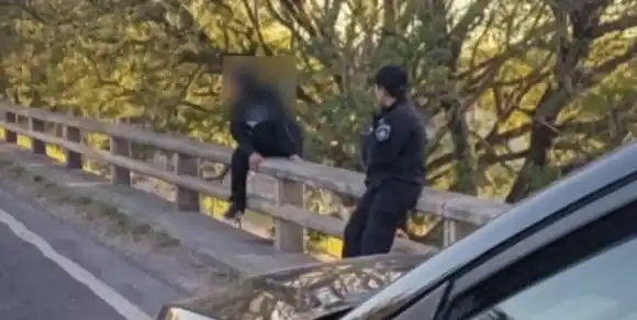 Policías rescataron a un hombre que intentaba arrojarse desde un puente en Avellaneda