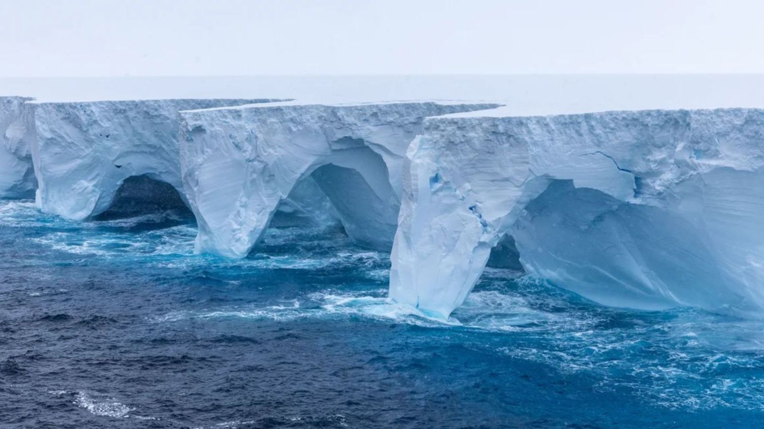 La Prefectura vigila el recorrido de del iceberg más grande del mundo que ya se acercó a las Islas Georgias del Sur