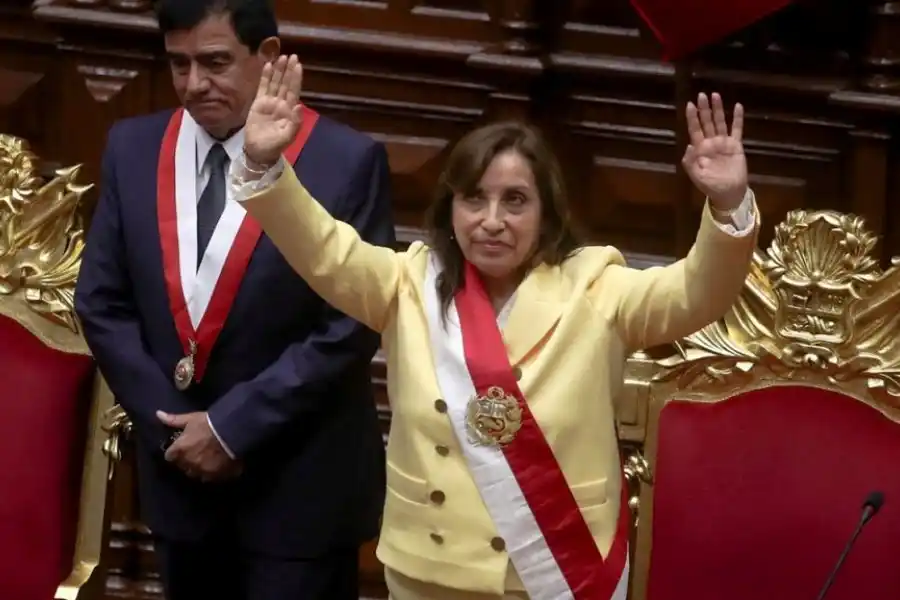 Dina Boluarte juró como primera presidenta del Perú tras la destitución de Castillo