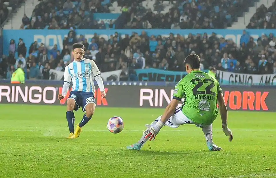 El juvenil Ojeda resuelve para el 2-0 de Racing.